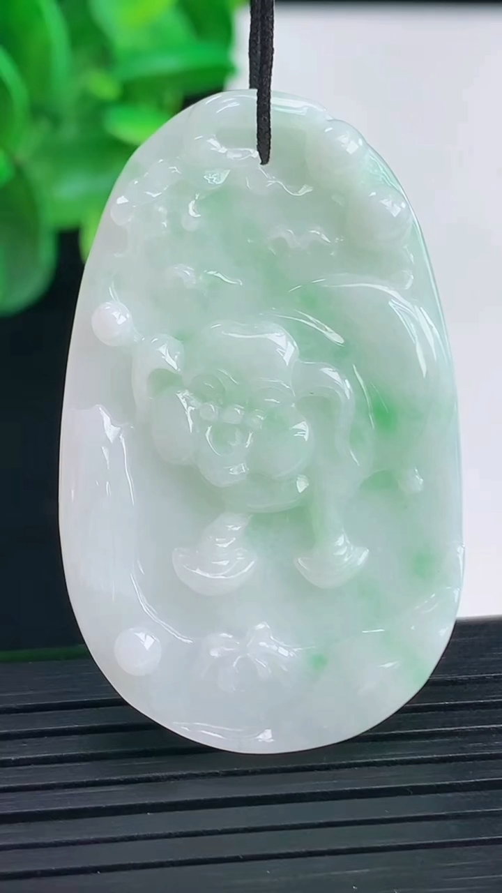 天然A货翡翠生肖猪吊坠尺寸46.7-29-5.5重量:12.93g
4月9日