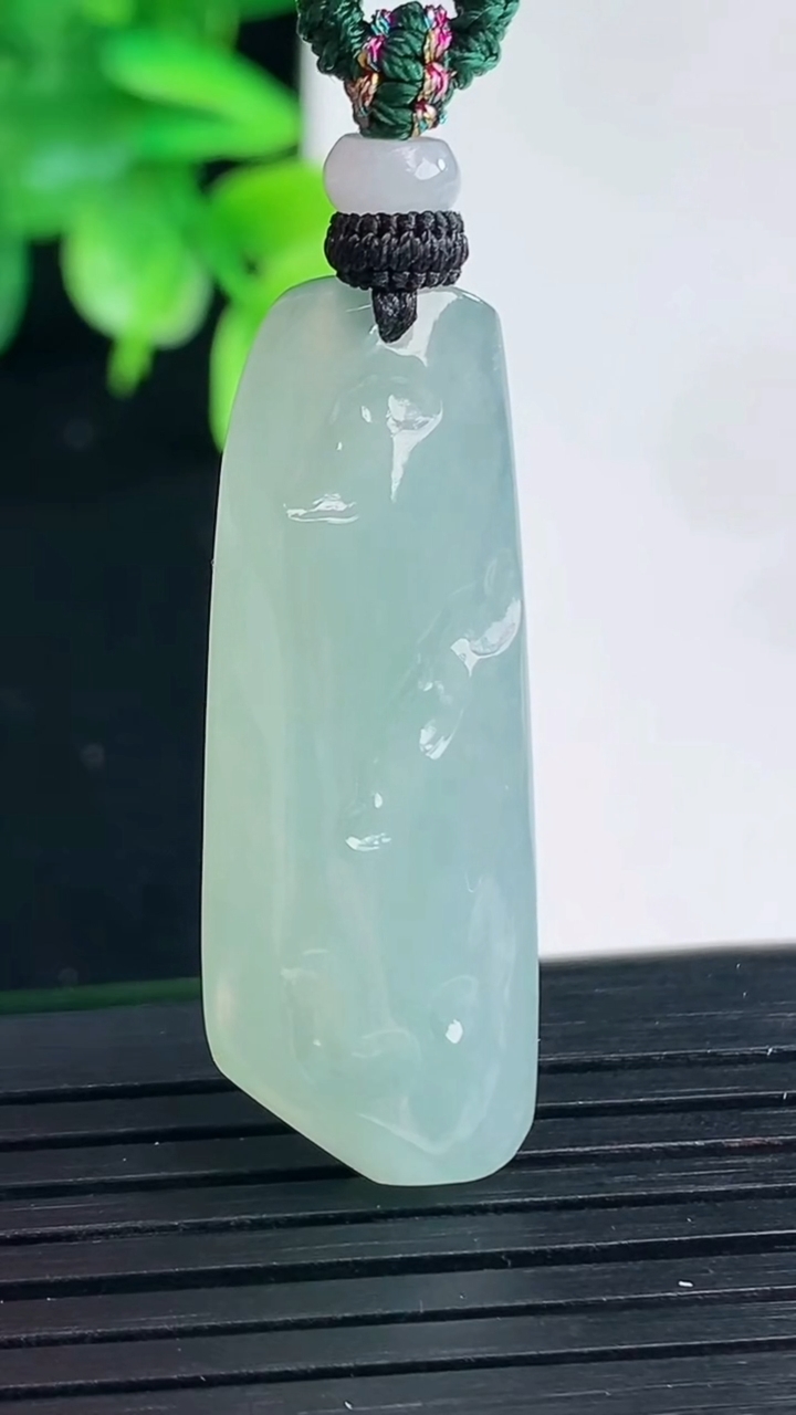 天然A货翡翠原石吊坠尺寸36.8-13.5-7.2重量:8.22g
4月9日