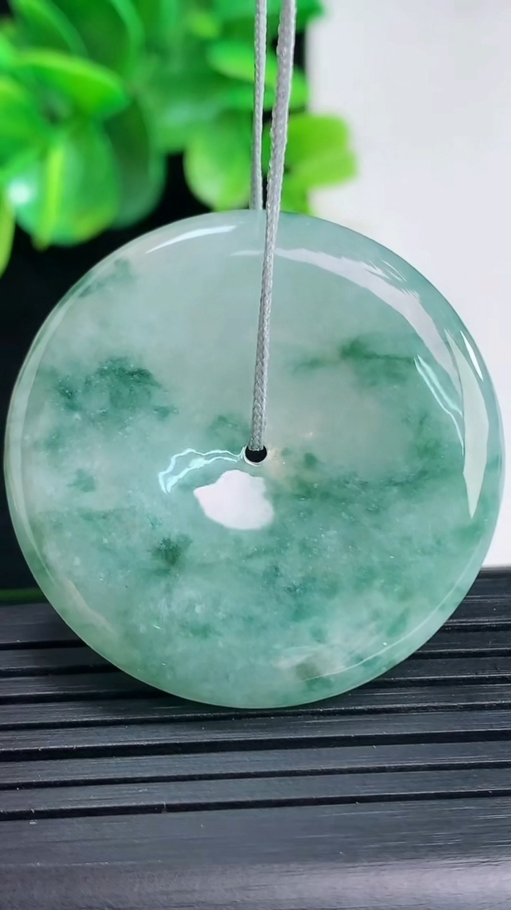 天然A货翡翠飘花平安扣吊坠尺寸376-5.3重量:16.87g
4月9日