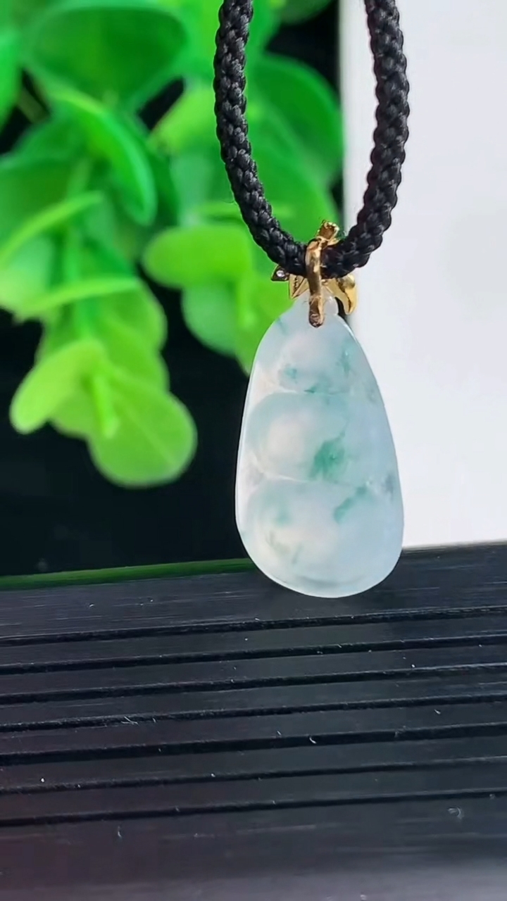 天然A货翡翠18K金飘花福豆吊坠尺寸25.9-11.5-3.8重量:1.85g
4月9日