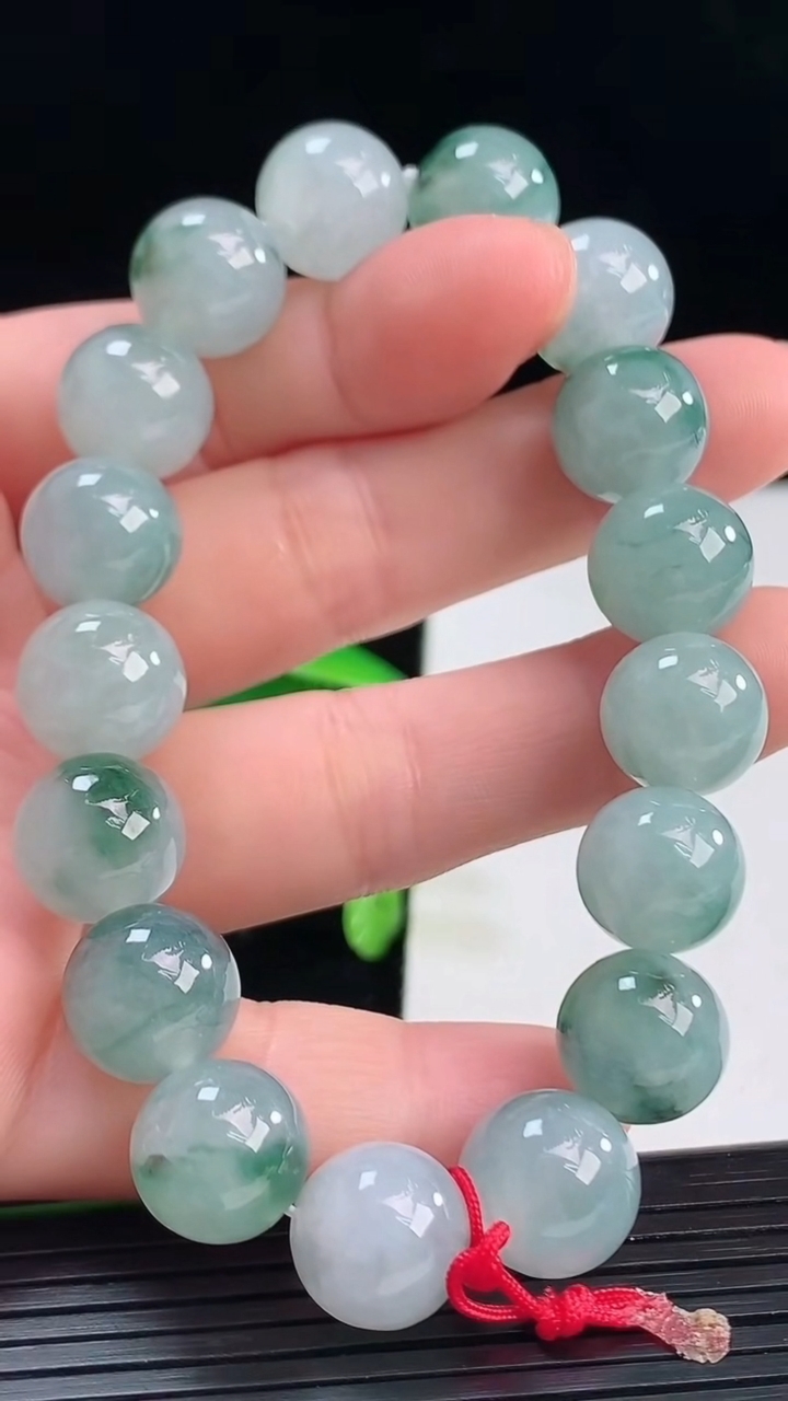 天然A货翡翠飘花圆珠手串尺寸11.2-17颗重量:45.00g4月9日
工厂直销收藏佳品,种好水足，色泽均匀，有种有色，上手高大气！