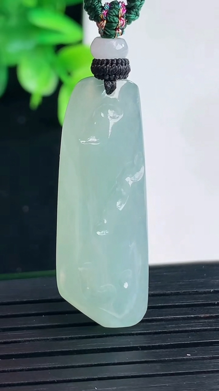 天然A货翡翠原石吊坠尺寸36.8-13.5-7.2重量:8.22g
4月9日