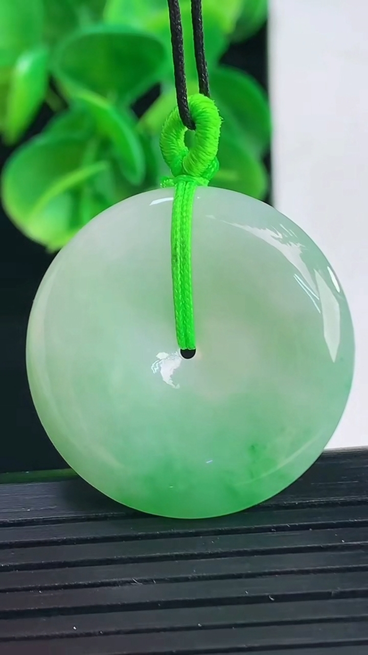 天然A货翡翠平安扣吊坠尺寸30.4-5.5重量:11.21g
4月9日