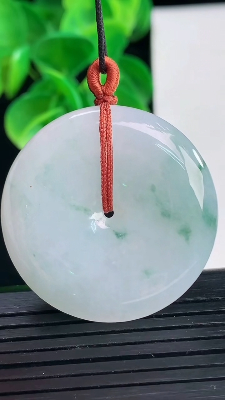 天然A货翡翠飘花平安扣吊坠尺寸34.7-6.7重量:17.45g
4月9日