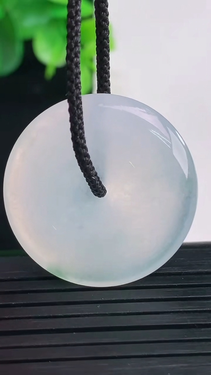 天然A货翡翠冰种飘花平安扣吊坠尺寸30-4.9重量:9.23g
4月9日