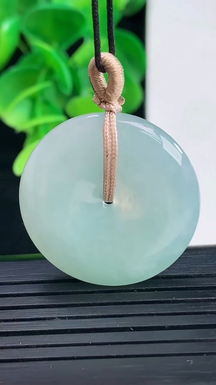 天然A货翡翠平安扣吊坠尺寸27.9-5.3重量:9.75g
4月9日