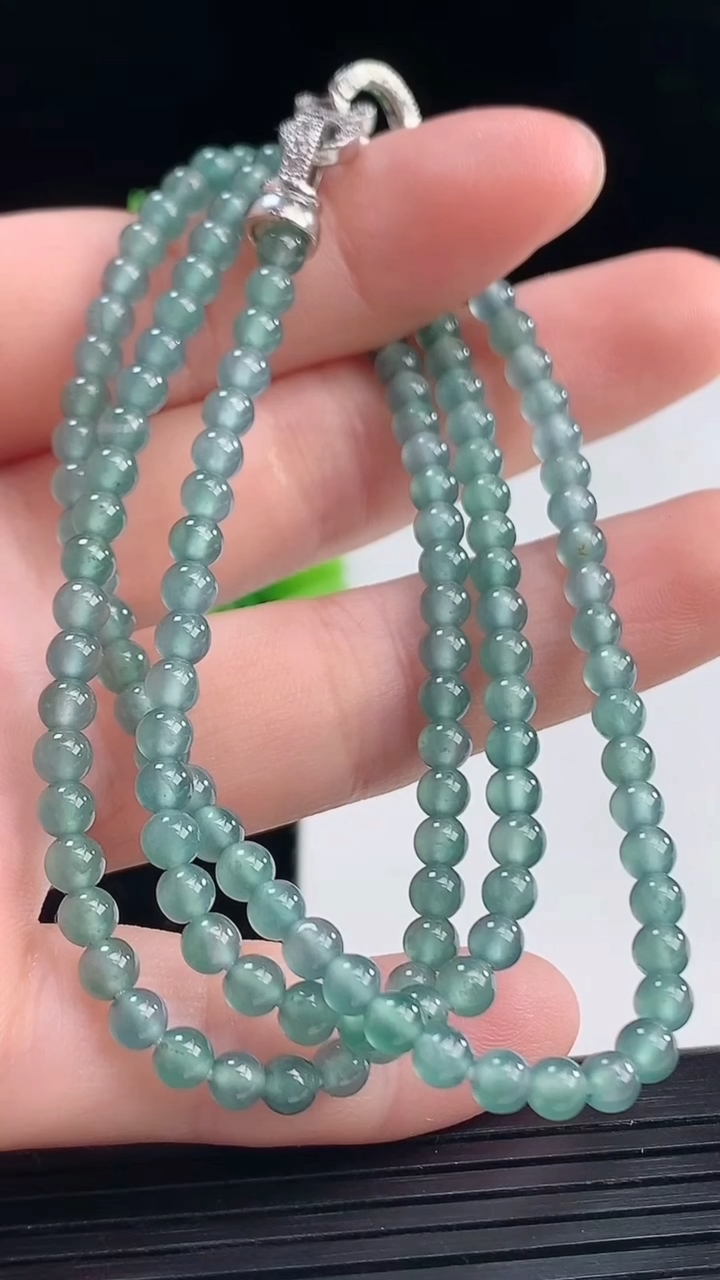 天然A货翡翠小米珠项链尺寸3.7重量:14.83g
4月9日