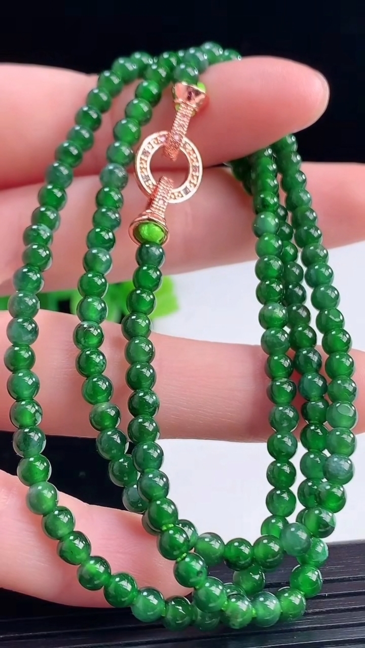 天然A货翡翠小米珠项链尺寸3.9重量:15.47g
4月9日