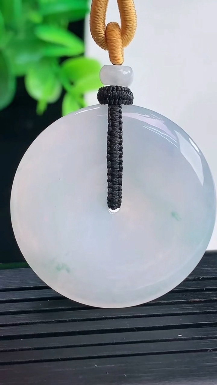 天然A货翡翠紫罗兰飘花平安扣吊坠尺寸33.9-5重量:15.47g
4月9日