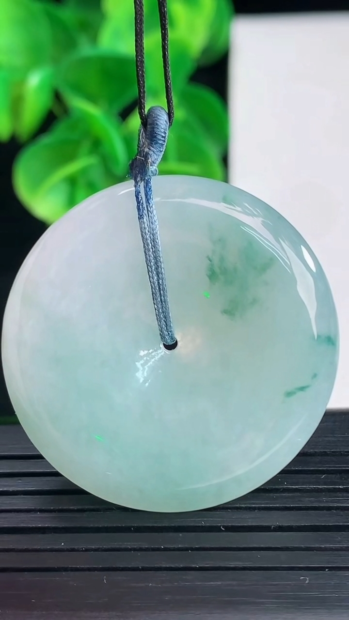 天然A货翡翠飘花平安扣吊坠尺寸35.8-5.8重量:16.90g
4月9日