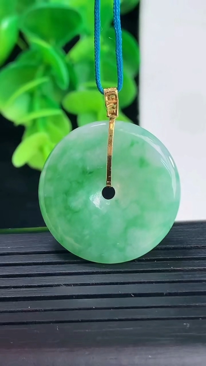 天然A货翡翠平安扣吊坠尺寸24.5-3.5重量:5.27g
4月9日