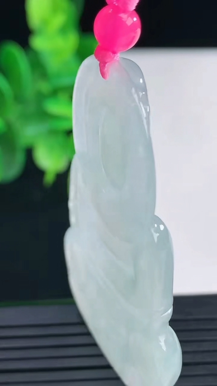 天然A货翡翠观音菩萨吊坠尺寸56.3-36.4-5.4重量:19.78g
4月9日