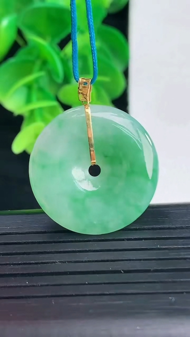 天然A货翡翠平安扣吊坠尺寸24.5-3.5重量:5.27g
4月9日