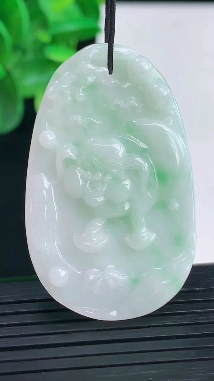 天然A货翡翠生肖猪吊坠尺寸46.7-29-5.5重量:12.93g
4月9日
