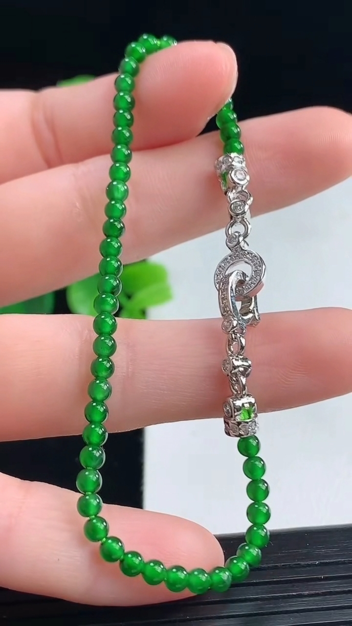 天然A货翡翠小米珠手串尺寸3.1重量:3.87g4月9日
工厂直销收藏佳品,种好水足，色泽均匀，有种有色，上手高大气！