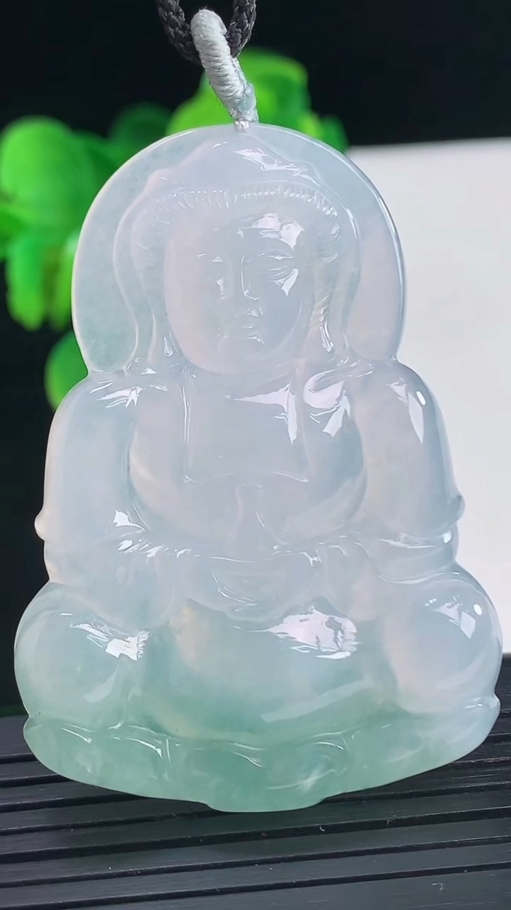 天然A货翡翠观音菩萨吊坠尺寸54.6-38.8-5.8重量:21.35g
4月9日