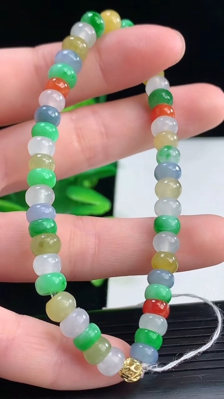 天然A货翡翠四彩算盘珠手串尺寸5.9-3.7重量:14.74g4月9日
工厂直销收藏佳品,种好水足，色泽均匀，有种有色，上手高大气！