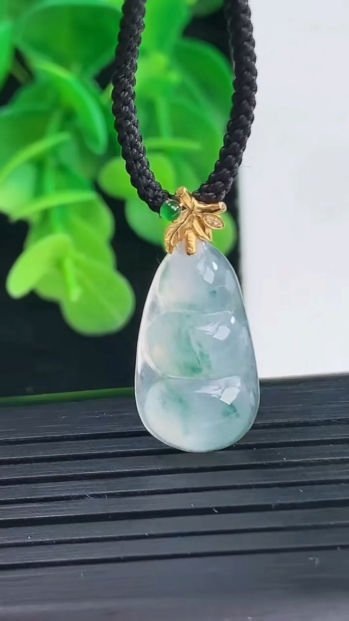 天然A货翡翠18K金飘花福豆吊坠尺寸25.9-11.5-3.8重量:1.85g
4月9日