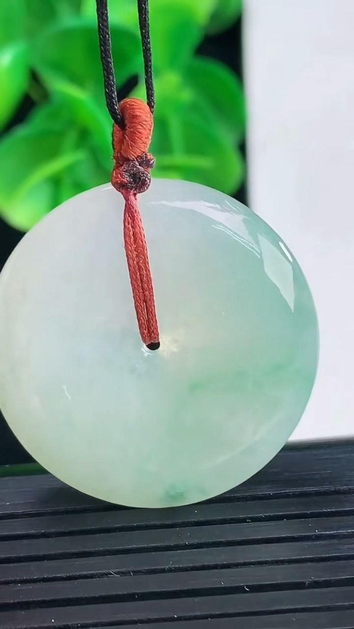 天然A货翡翠飘花平安扣吊坠尺寸30.3-5.4重量:11.36g
4月9日