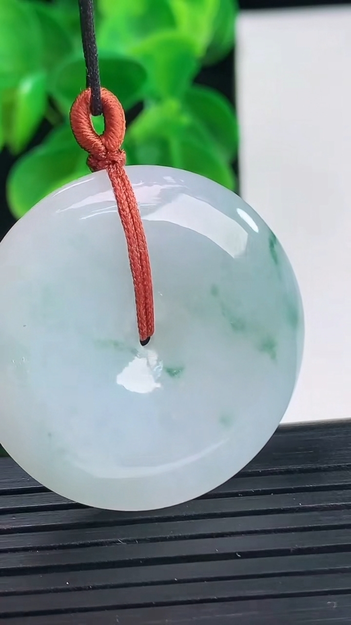 天然A货翡翠飘花平安扣吊坠尺寸34.7-6.7重量:17.45g
4月9日