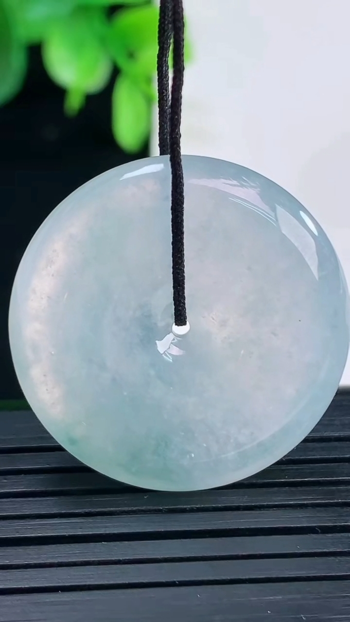 天然A货翡翠冰种飘花平安扣吊坠尺寸29-5.5重量:10.42g
4月9日