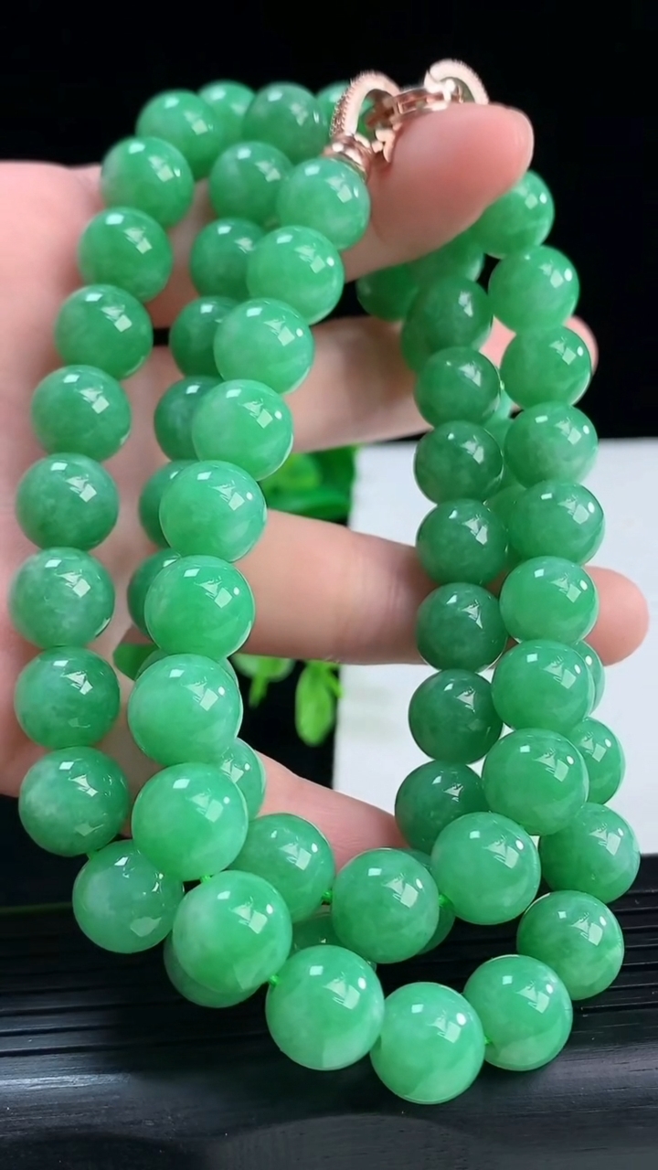 天然A货翡翠圆珠项链尺寸9.8-68颗重量:123.22g
4月9日