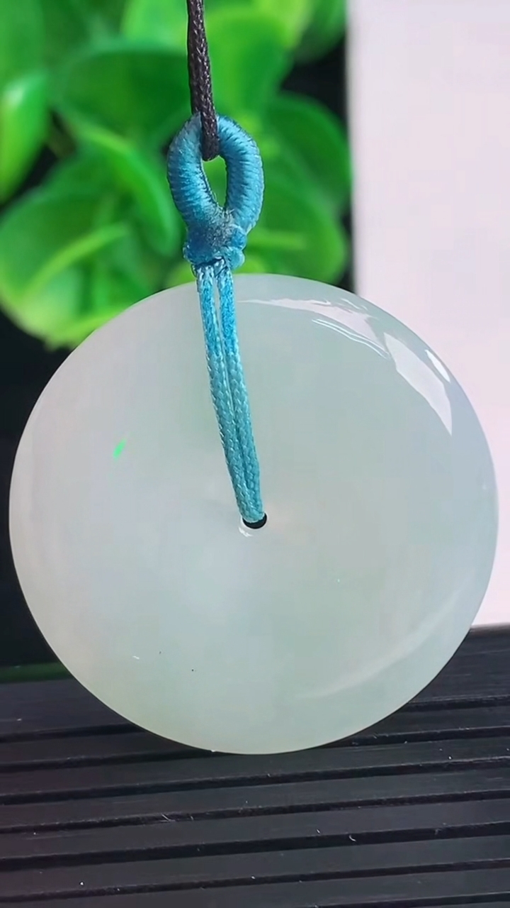 天然A货翡翠平安扣吊坠尺寸31-5.4重量:11.49g
4月9日