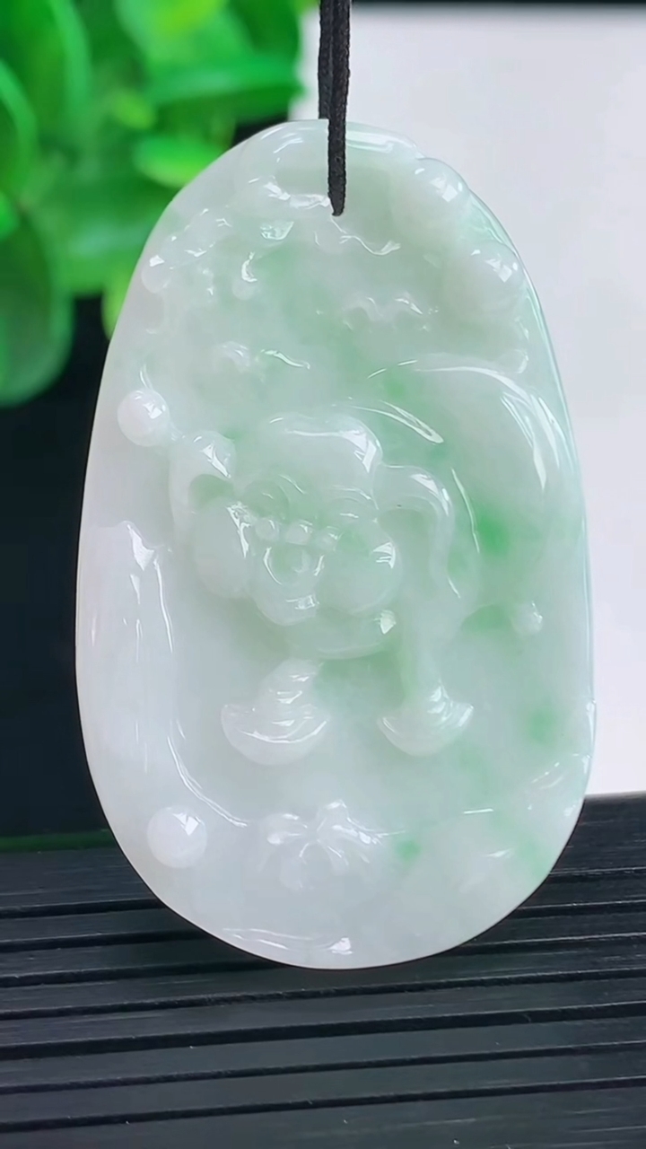 天然A货翡翠生肖猪吊坠尺寸46.7-29-5.5重量:12.93g
4月9日