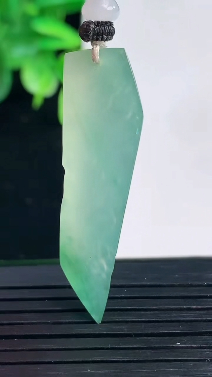 天然A货翡翠飘花原石吊坠尺寸43.2-12.2-7.8重量:7.30g
4月9日