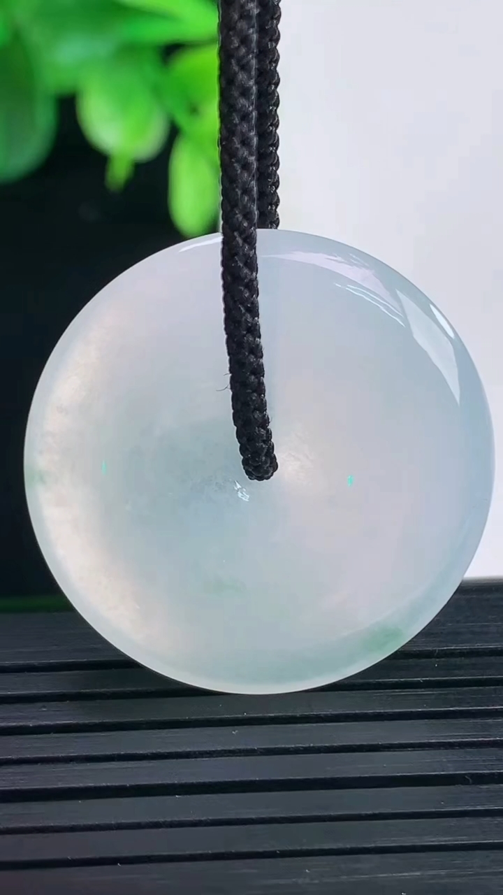 天然A货翡翠冰种飘花平安扣吊坠尺寸30-4.9重量:9.23g
4月9日