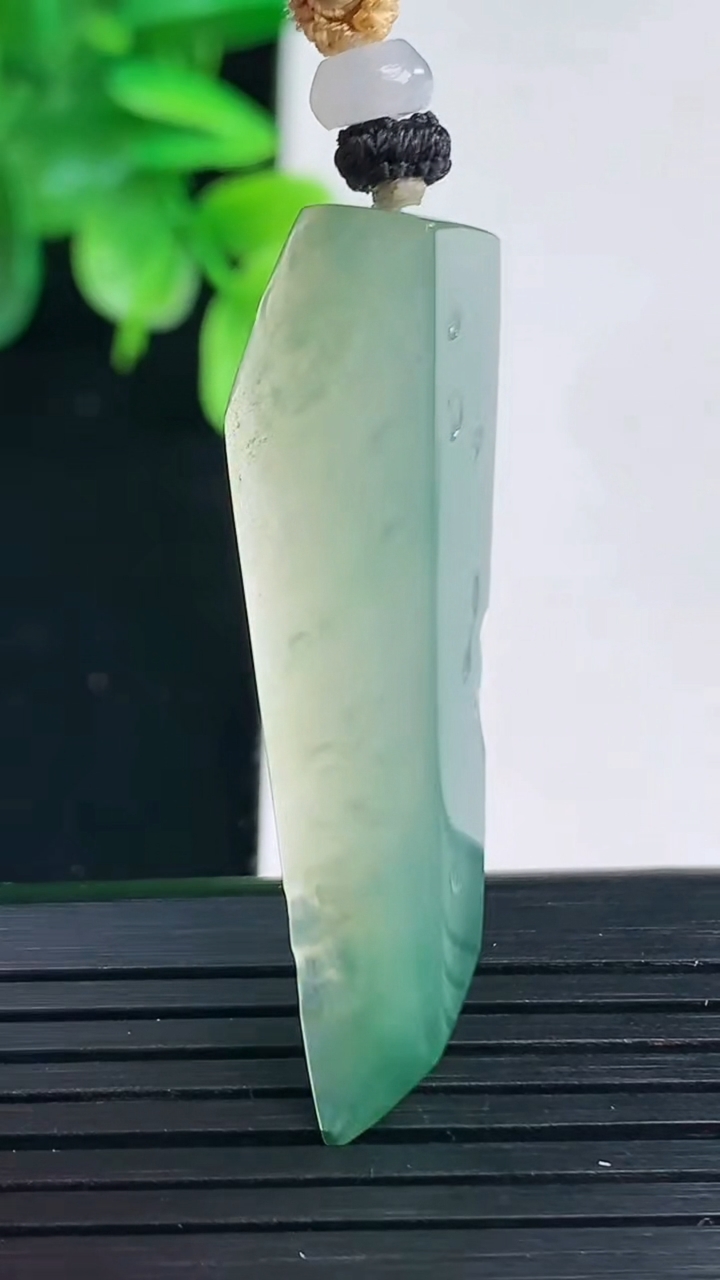 天然A货翡翠飘花原石吊坠尺寸43.2-12.2-7.8重量:7.30g
4月9日