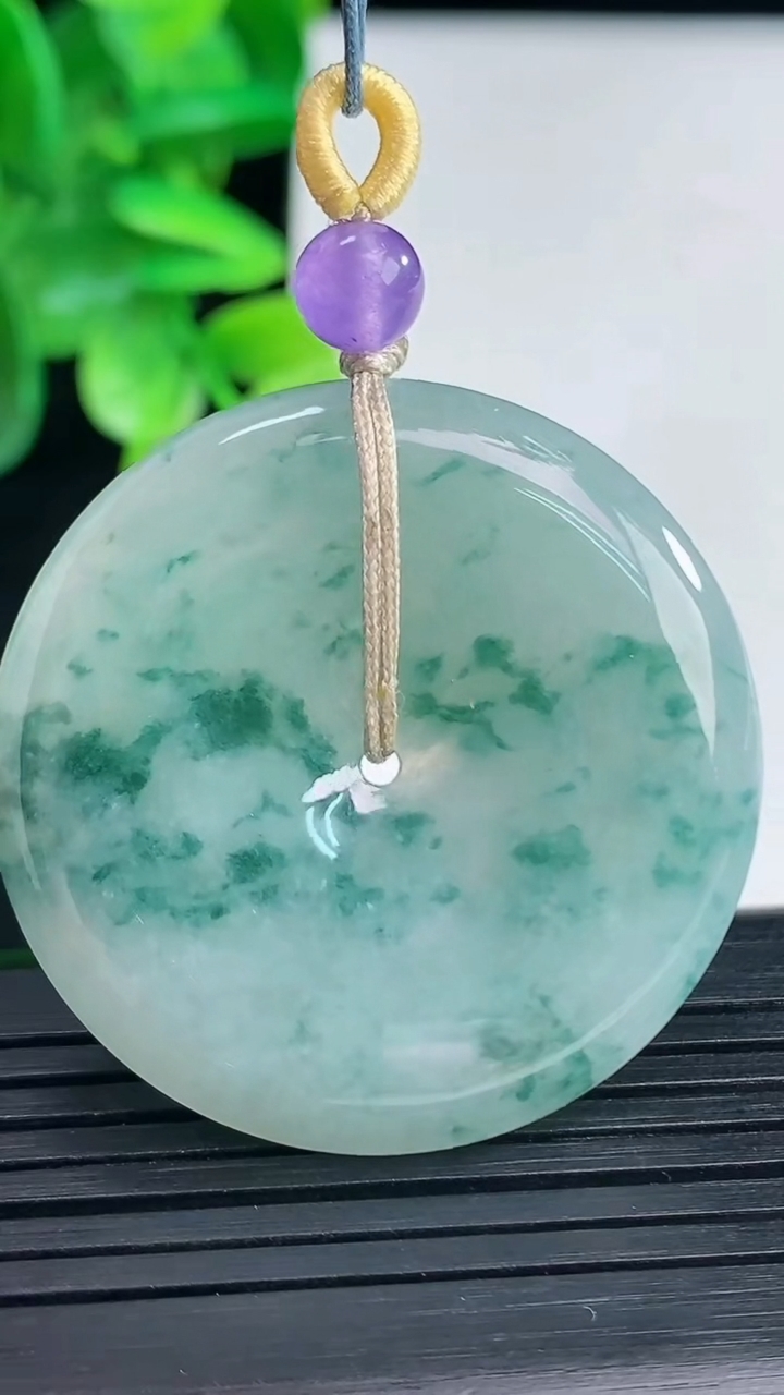 天然A货翡翠飘花平安扣吊坠尺寸37.4-6.4重量:19.48g
4月9日