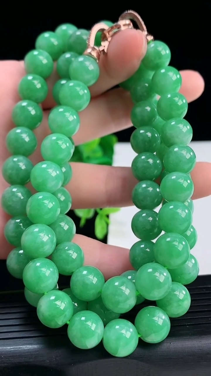 天然A货翡翠圆珠项链尺寸9.8-68颗重量:123.22g
4月9日