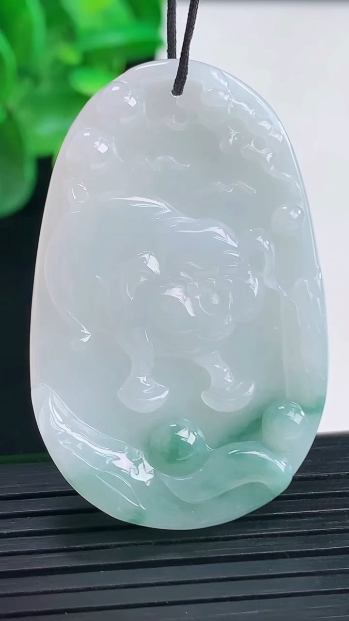 天然A货翡翠飘花生肖猪吊坠尺寸46.7-29.7-5重量:14.07g
4月9日