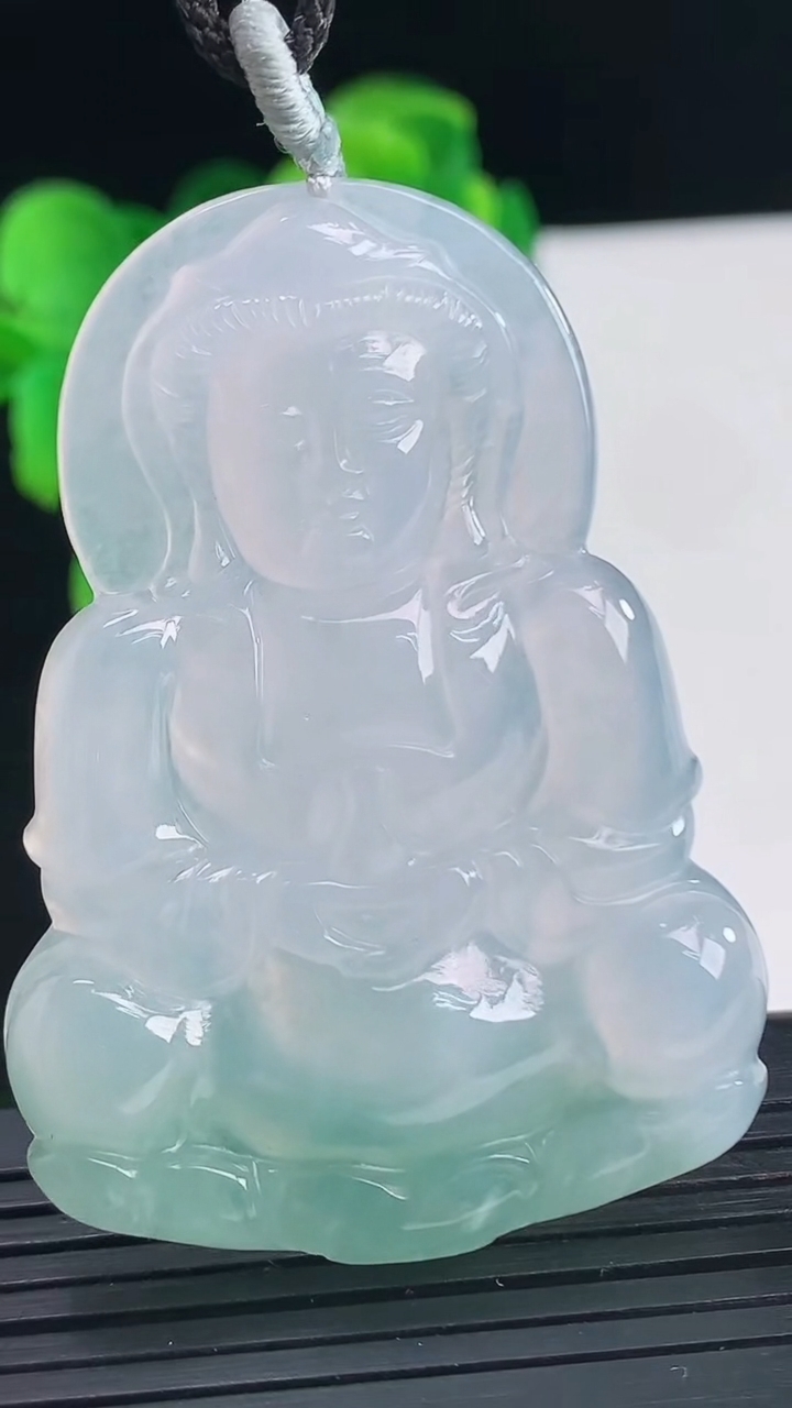天然A货翡翠观音菩萨吊坠尺寸54.6-38.8-5.8重量:21.35g
4月9日