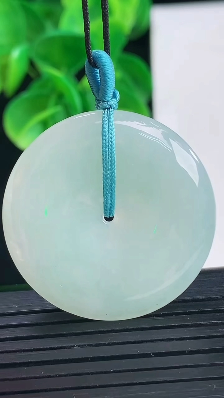 天然A货翡翠平安扣吊坠尺寸335-5.1重量:13.17g
4月9日