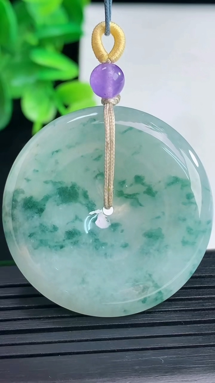 天然A货翡翠飘花平安扣吊坠尺寸37.4-6.4重量:19.48g
4月9日