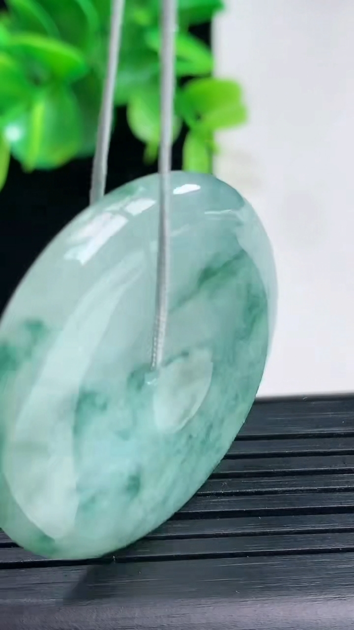 天然A货翡翠飘花平安扣吊坠尺寸376-5.3重量:16.87g
4月9日