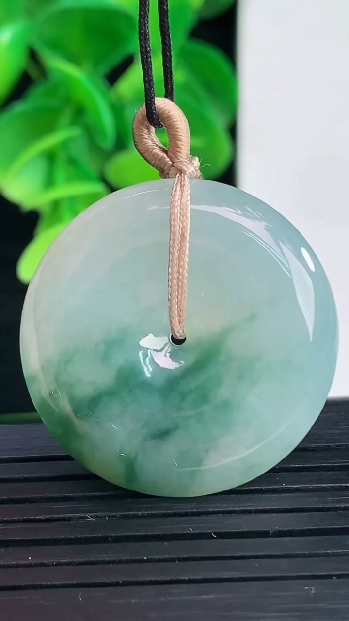 天然A货翡翠飘花平安扣吊坠尺寸29.6-5.6重量:10.99g
4月9日