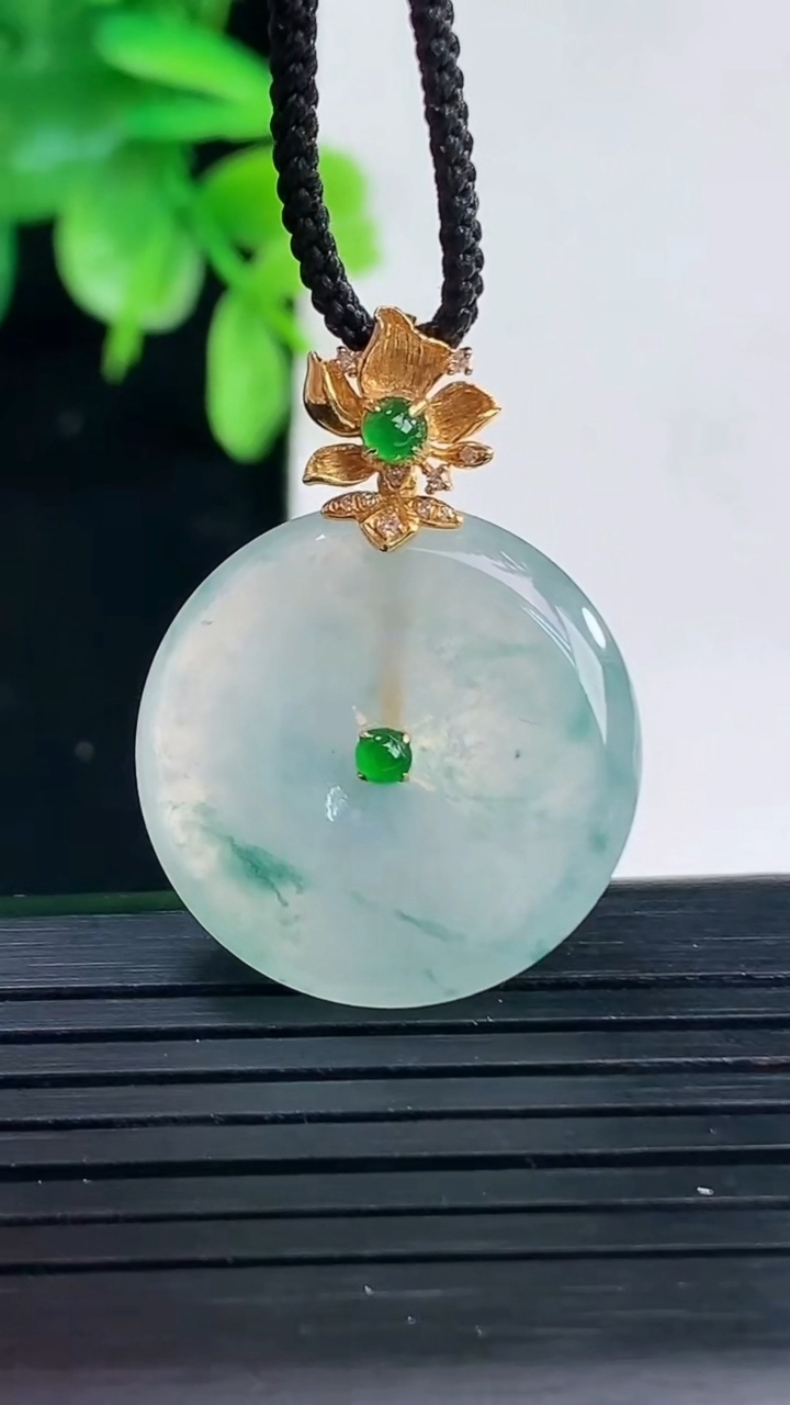 天然A货翡翠种飘花平安扣吊坠尺寸21.8-4.5重量:5.44g
4月9日