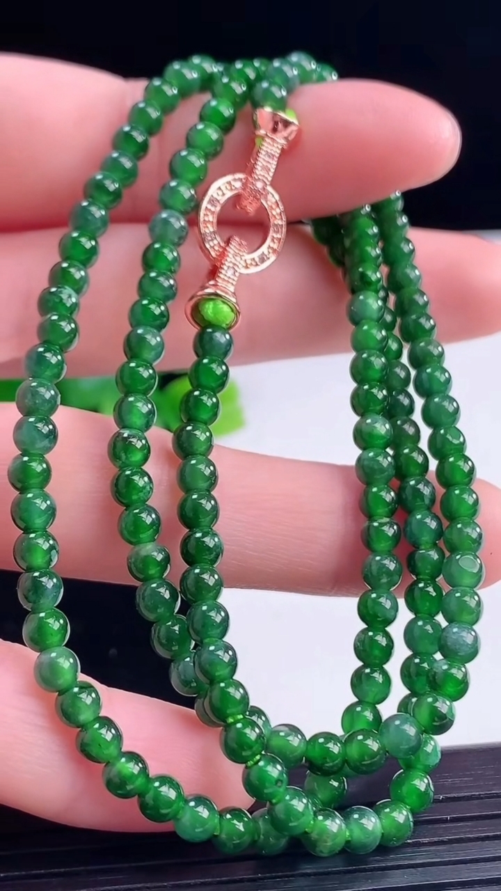 天然A货翡翠小米珠项链尺寸3.9重量:15.47g
4月9日