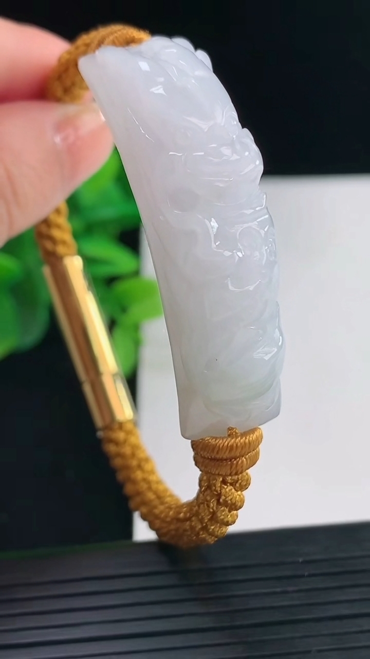 天然A货翡翠龙头手牌尺寸48-12.6-12.4重量:24.21g
4月9日