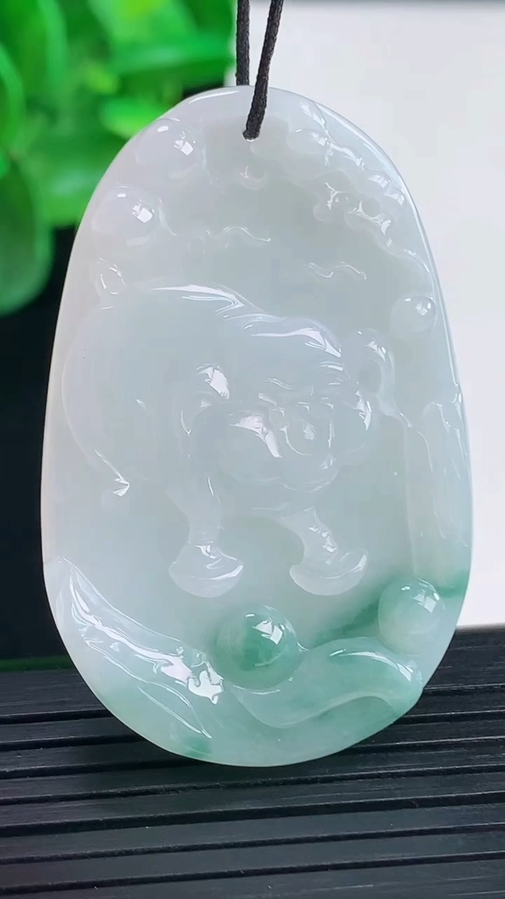 天然A货翡翠飘花生肖猪吊坠尺寸46.7-29.7-5重量:14.07g
4月9日