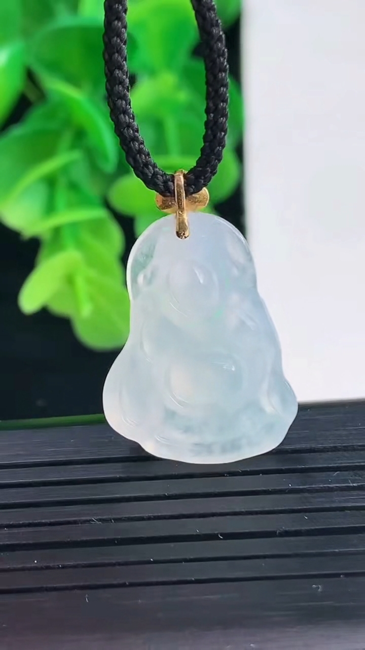 天然A货翡翠财神爷吊坠尺寸24.4-18.6-5.1重量:3.83g
4月9日