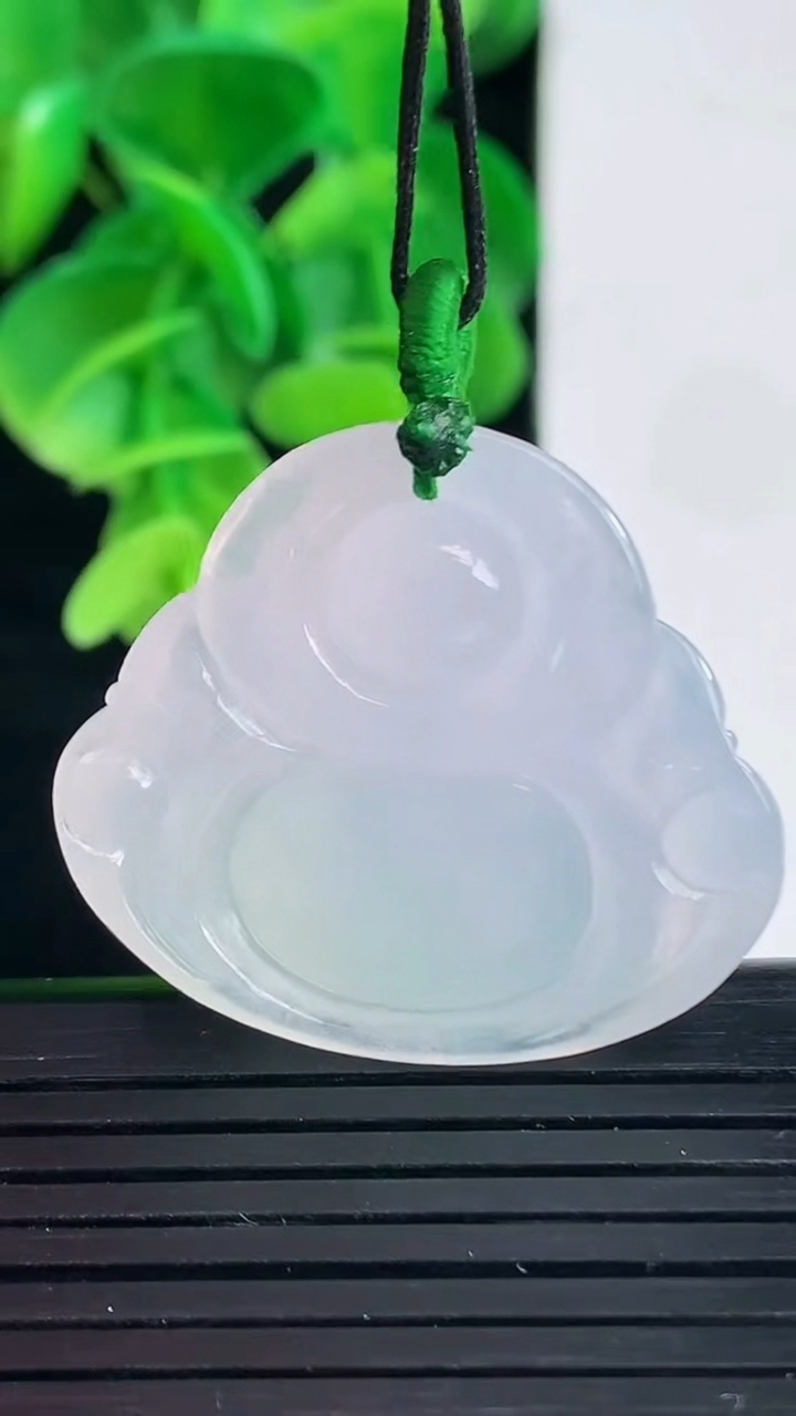 天然A货翡翠佛公吊坠尺寸28.4-31.8-7.4重量:10.78g
4月9日