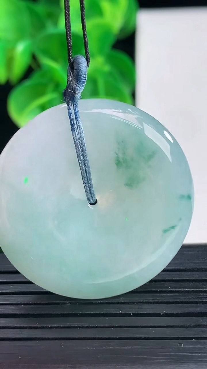 天然A货翡翠飘花平安扣吊坠尺寸35.8-5.8重量:16.90g
4月9日