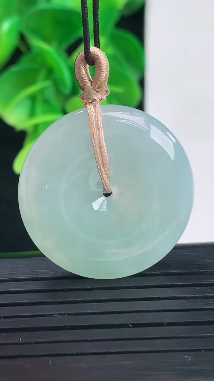 天然A货翡翠平安扣吊坠尺寸27.9-5.3重量:9.75g
4月9日