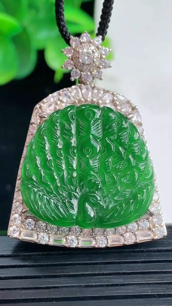 天然A货翡翠凤凰吊坠尺寸41.9-30.4-10裸石22.8-25.4重量:12.16g
4月9日