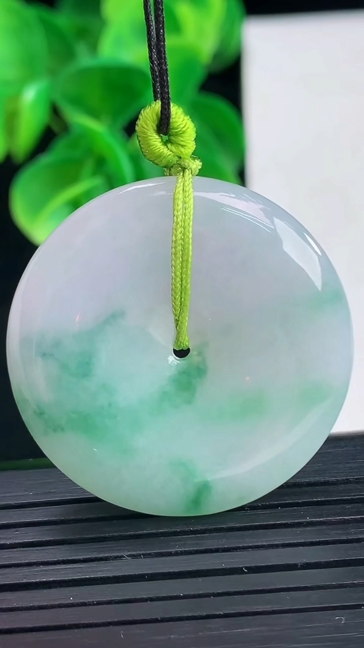 天然A货翡翠飘花平安扣吊坠尺寸34.3-5.8重量:14.88g
4月9日