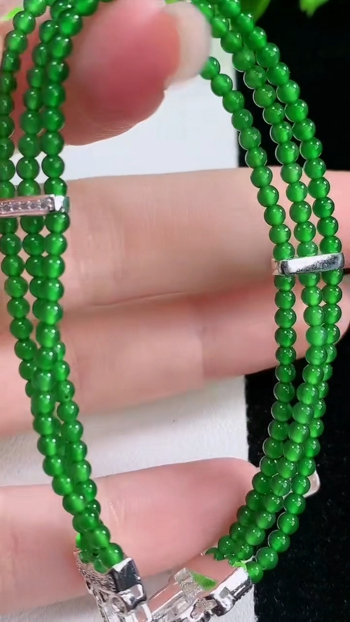 天然A货翡翠小米珠三排手串，尺寸2.4，重量:9.17g4月9日
工厂直销收藏佳品,种好水足，色泽均